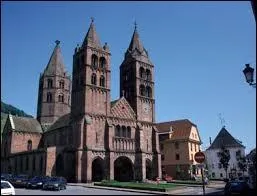 Voici l'église Saint-Léger de la ville alsacienne de Guebwiller. Elle se trouve dans le département n° ...