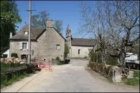 Petit village Corrézien de 45 habitants, Saint-Bonnet-les-Tours-de-Merle se situe en région ...