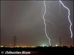 Complétez cette phrase : un éclair blanc apparaît lorsque ___________.