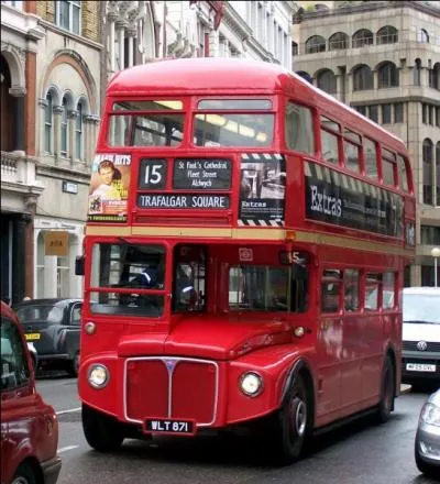 Un bus londonien comme celui que l'on voit sur la photo s'appelle -----.