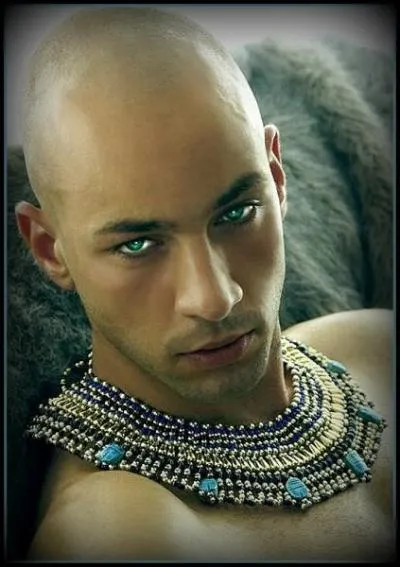 À 17 ans, il s'investit et se distingue dans quel domaine ?