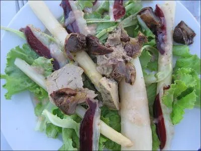 Raffinement d'une salade composée de gésiers, foie gras. Elle est :