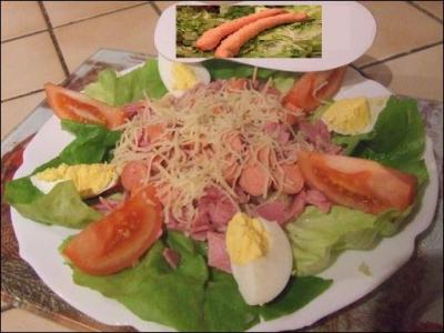 Quelle est cette salade reposant sur des feuilles de laitue ?