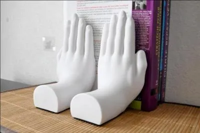 Qui a écrit "Les mains sales" ?