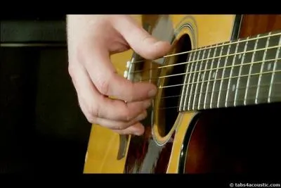 Quel interprète nous fait connaître un musicien qui fait jouer ses mains sur un morceau de bois ?