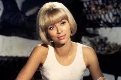 Dans quel film, Mireille Darc avait-elle un décolleté plongeant dans le dos ?