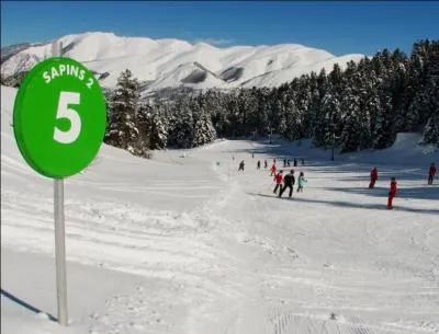 La piste "verte" en ski signifie que la piste est :