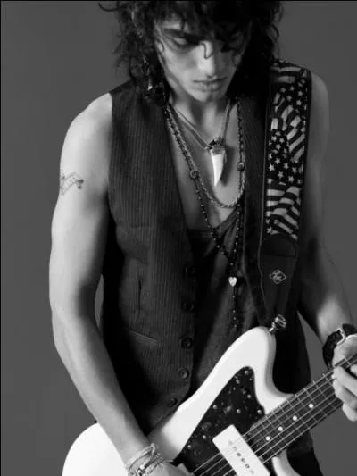 Qui interprète les paroles "Puisque j'en ai les larmes aux yeux que nos mains ne tiennent plus ensemble ..." ?