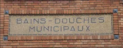 Combien Paris dispose-t-elle de bains douches municipaux ?
