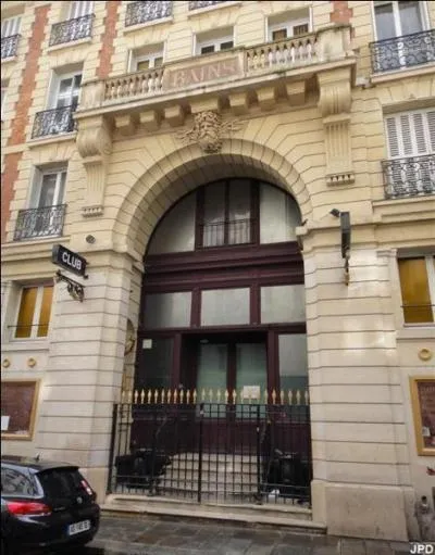 Les fameux Bains Douches (à Paris) ont été créés en :