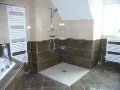 La douche italienne est une douche :