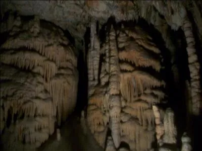 Dans quel pays se trouvent les magnifiques grottes de Postojna ?
