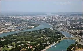 Quelle rivière prend sa source en Slovénie avant d'arroser Zagreb et de rejoindre le Danube à Belgrade ?