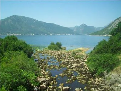 Dans quel pays se trouvent les spectaculaires bouches de Kotor ?