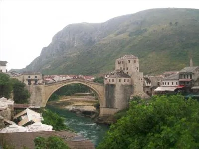 Dans quelle ville de Bosnie-Herzégovine pourrez-vous sauter depuis le célèbre pont enjambant la rivière Neretva ?