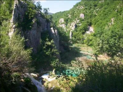 Dans quel pays se trouve le parc national des lacs de Plitvice, superbe ensemble de 16 lacs et d'innombrables cascades ?