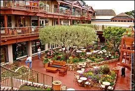 De quelle ville californienne Clint Eastwood a-t-il été maire ?