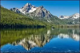 Quel État devrez-vous traverser si vous voulez relier les États de Washington et du Montana par la route sans faire de détour ?