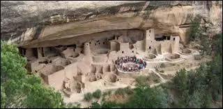 Le parc national de Mesa Verde, dans le Colorado, est célèbre pour ses habitations troglodytes, mais quelle nation amérindienne les a construites ?