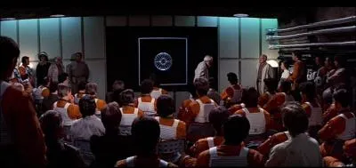 Lorsque les rebelles décident du plan d'attaque pour détruire l'étoile noire, on peut voir une grosse différence entre les plans de l'étoile noire qu'ils possèdent et la véritable étoile. Mais laquelle ?