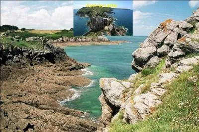 Les couleurs de l'eau sont magiques sur cette côte du nord de la Bretagne.
Quel est le nom du cap où se dresse le fort inséré en illustration ?