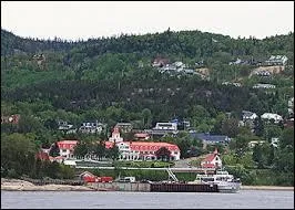 Quelle ville québécoise est située au confluent de la rivière Saguenay et du fleuve Saint-Laurent ?