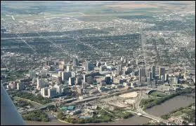 Quelle ville, capitale de province, porte le même nom qu'un lac situé dans cette même province ?