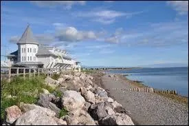 Comment se nomme la baie située au sud de la péninsule de Gaspésie ?