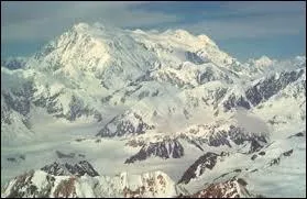 Dans quel(le) territoire ou province se trouve le mont Logan, point culminant du Canada ?