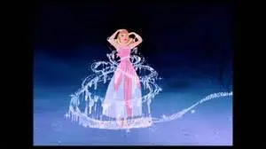 Laquelle de ces personnes réussit presque à rattraper Cendrillon lorsqu'elle part à minuit ?