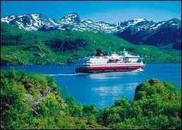 Quelles villes constituent les terminus de l'express côtier, célèbre liaison maritime longeant la côte norvégienne du sud au nord ?