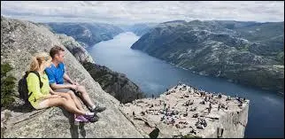 Quel fjord norvégien est célèbre pour la falaise de Preikestolen, culminant à 604 mètres ?