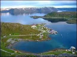 Comment se nomme la région la plus septentrionale de Norvège continentale, frontalière de la Russie ?