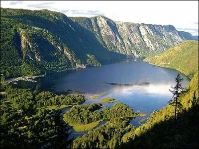 Quelle région de Norvège est considérée comme le berceau du ski et a d'ailleurs donné son nom à une technique de réception en saut à skis ?
