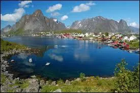 Les îles Lofoten offrent l'un des paysages les plus singuliers et les plus beaux d'Europe, mais quel petit port est la "capitale" de cet archipel ?