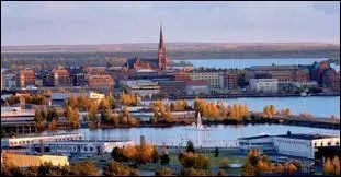 Laquelle de ces villes suédoises se situe le long du golfe de Botnie ?