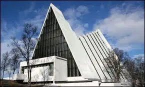Dans quelle ville de Norvège, surnommée "le petit Paris du Nord", pourrez-vous admirer la cathédrale arctique ?