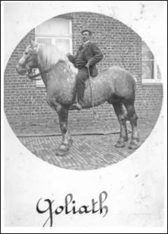 Fier comme Artaban et l'air bien nourri, celui-ci avait pourtant l'estomac dans l'&eacute;talon... Qui est ce personnage ?