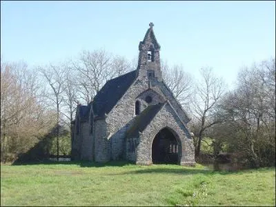 Quelle est cette chapelle de la commune de Saint-Sulpice-des-Landes où se trouvent deux excavations à l'est dont l'une est sèche en temps pluvieux et l'autre remplie d'eau par temps de sécheresse ?