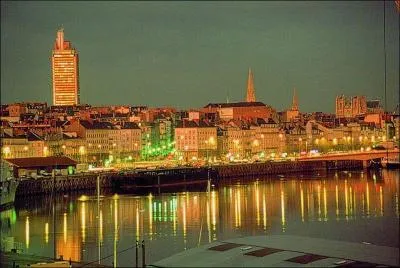 Combien de départements touchent à celui de la Loire-Atlantique ?