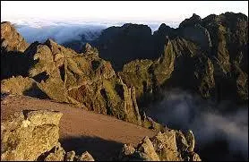 Quel est le point culminant de l'île portugaise de Madère, dans l'Atlantique Nord ?