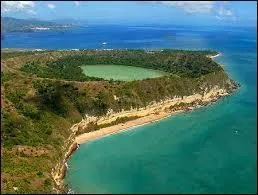 Quel archipel français se compose de deux îles principales appelées "Petite-Terre" et "Grande-Terre" ?