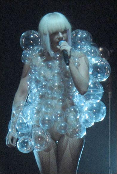 Quelle chanteuse américaine a porté en 2009, une "robe bulle" du créateur Hussein Charlayan ?