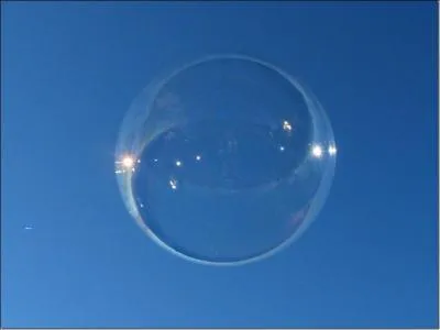 Dans la religion chrétienne, la "bulle pontificale" est un document par lequel le pape :