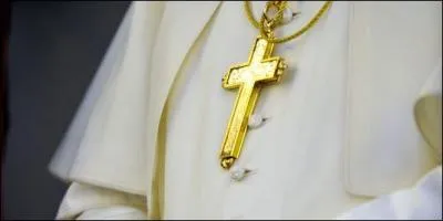 Selon les lois de l'Eglise catholique, les prêtres n'ont pas le droit de se marier. Chose ironique lorsque l'on voit les églises orthodoxes et protestantes. Pourtant, cela n'a pas toujours été le cas. Alors pourquoi les prêtres se sont-ils vu interdit le mariage ?