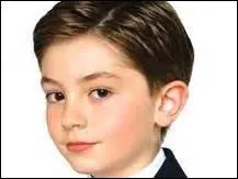 Qui est très coquet, toujours vêtu d'habits hors de prix ?