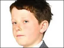 Quel garçon donne des coups de poing à tous les autres enfants ?