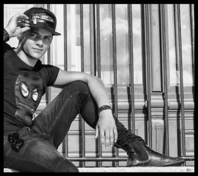 Dans quelle série joue-t-il un rôle ?