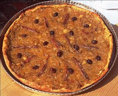 Ici l'incontournable pissaladière. Quels ingrédients entrent dans sa composition ?