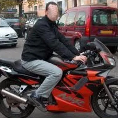 Que manque-t-il à ce motard ?